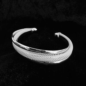 925 STERLING SILVER BANGLE

New